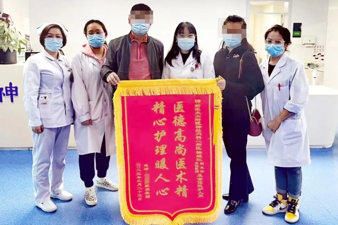 近日,新疆医科大学第六附属医院神经内科二组上演了温馨的一幕。患者李先生将一面写着“医德高尚医术精,精心护理暖人心”字样的锦旗送到了神经内科二组韩继红主任医师的手中,以表示对科室全体医护人员感谢!