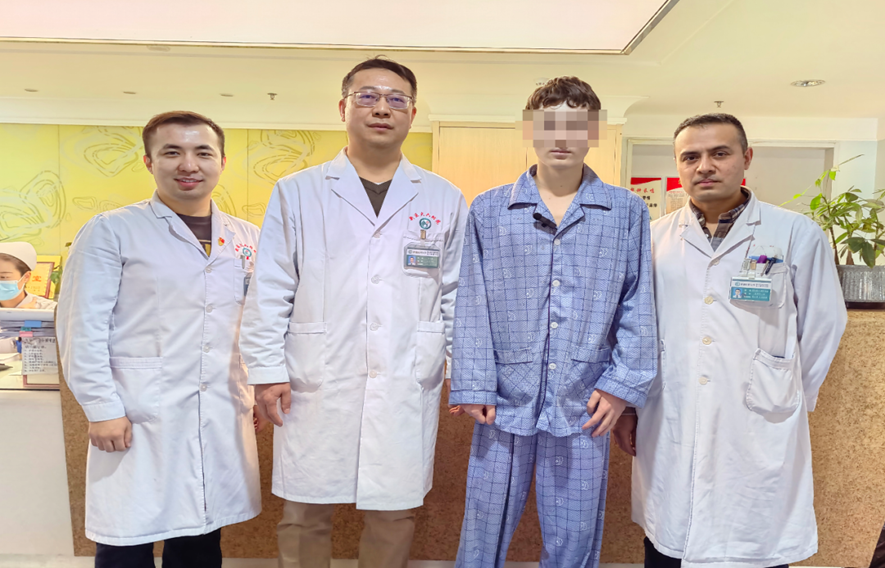 年轻小伙幼时关节感染造成跛行多年,我院关节外科助其迈出健康步伐
