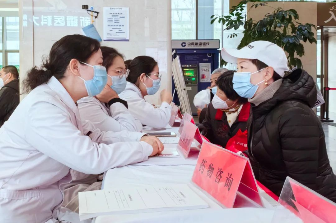 齐心协力 遏制耐药│我院开展“世界提高抗微生物药物认识周”主题宣传义诊活动