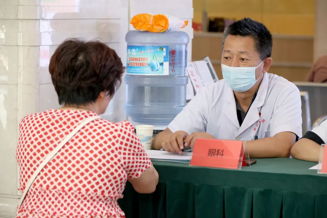 【医师节特辑】崇尚人文精神 彰显医者仁心——新疆医科大学第六附属医院举办庆祝第七个中国医师节义诊活动