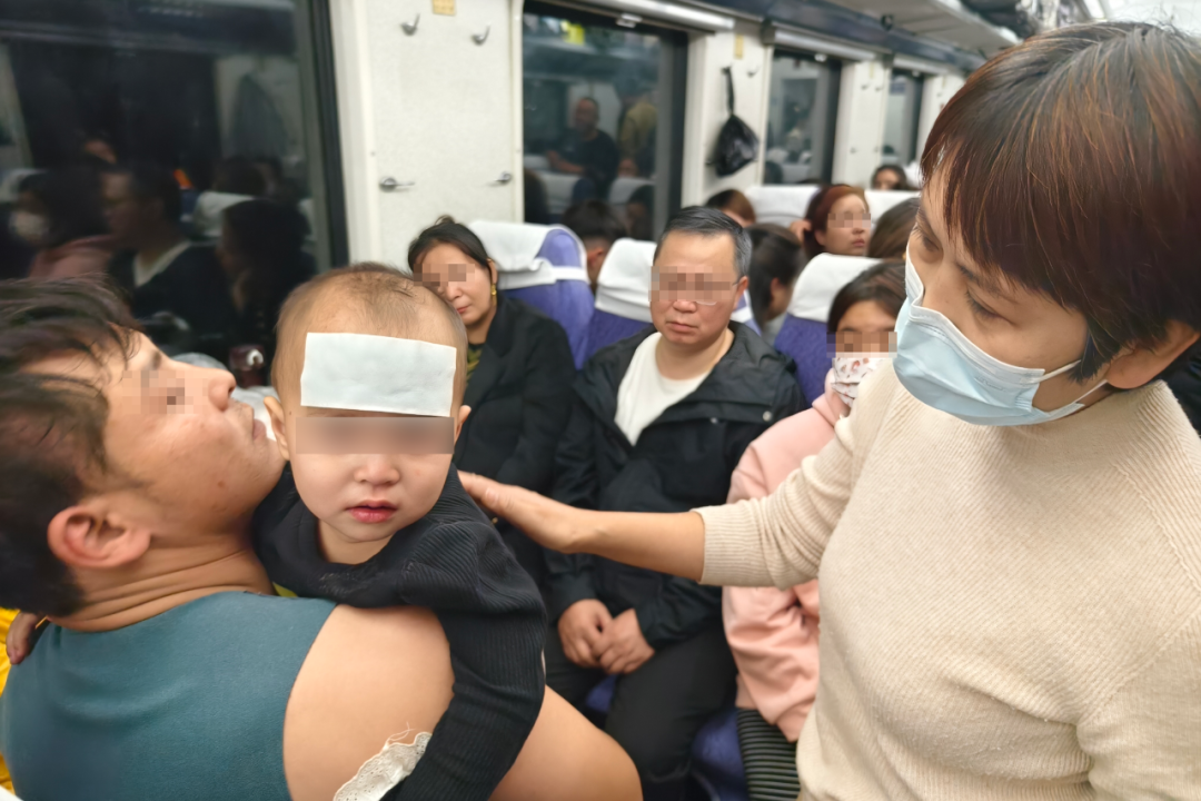 列车上的温暖守护:新疆医科大学第六附属医院医护人员携手铁路工作人员共同救治高热惊厥幼儿