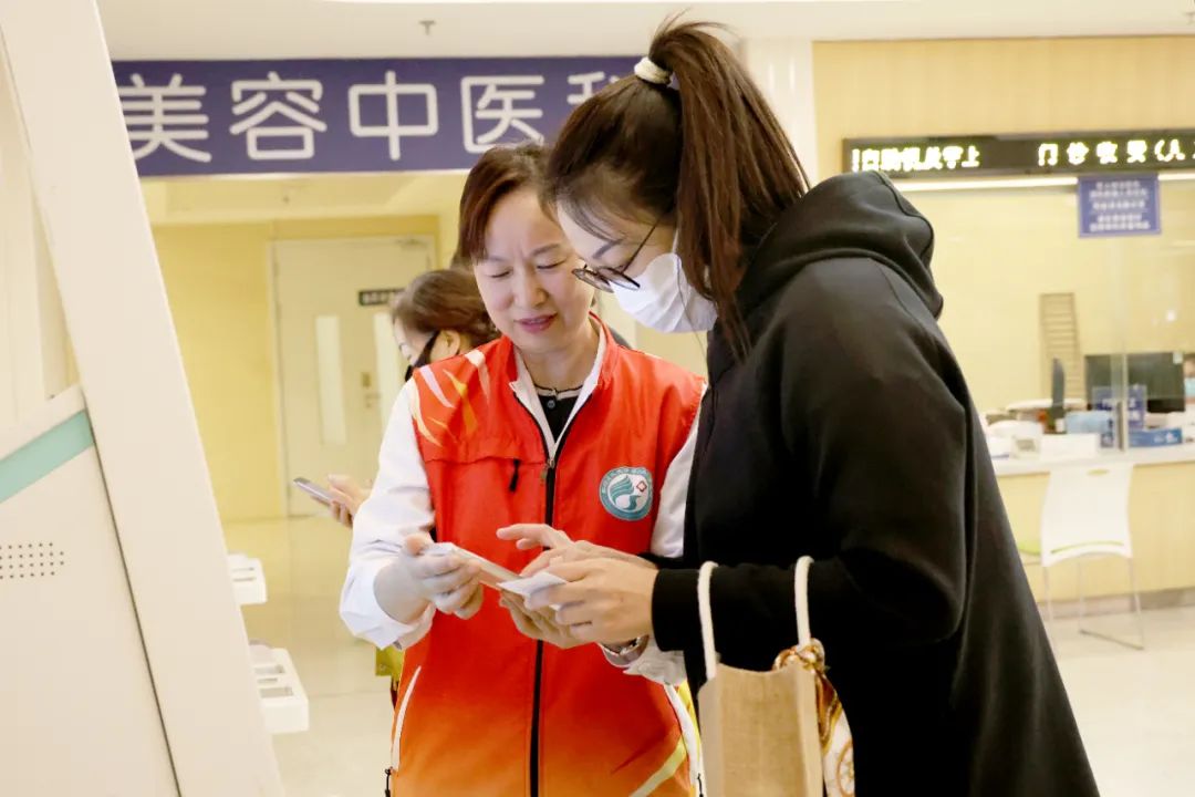 门诊志愿服务:红马甲传递温情与关怀