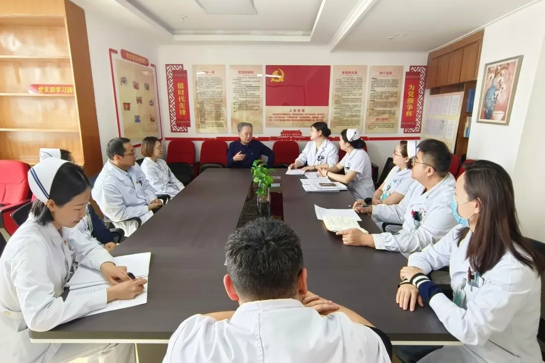 薪火相传守初心 医心向党践使命——我院神经内科一组、神经内科二组、神经外科党支部开展“党旗映天山”主题党日活动