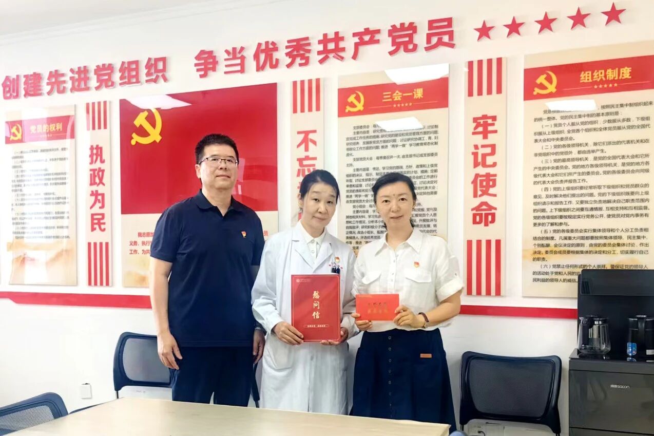 新疆医科大学第六附属医院（第六临床医学院）党委开展“七一”走访慰问活动