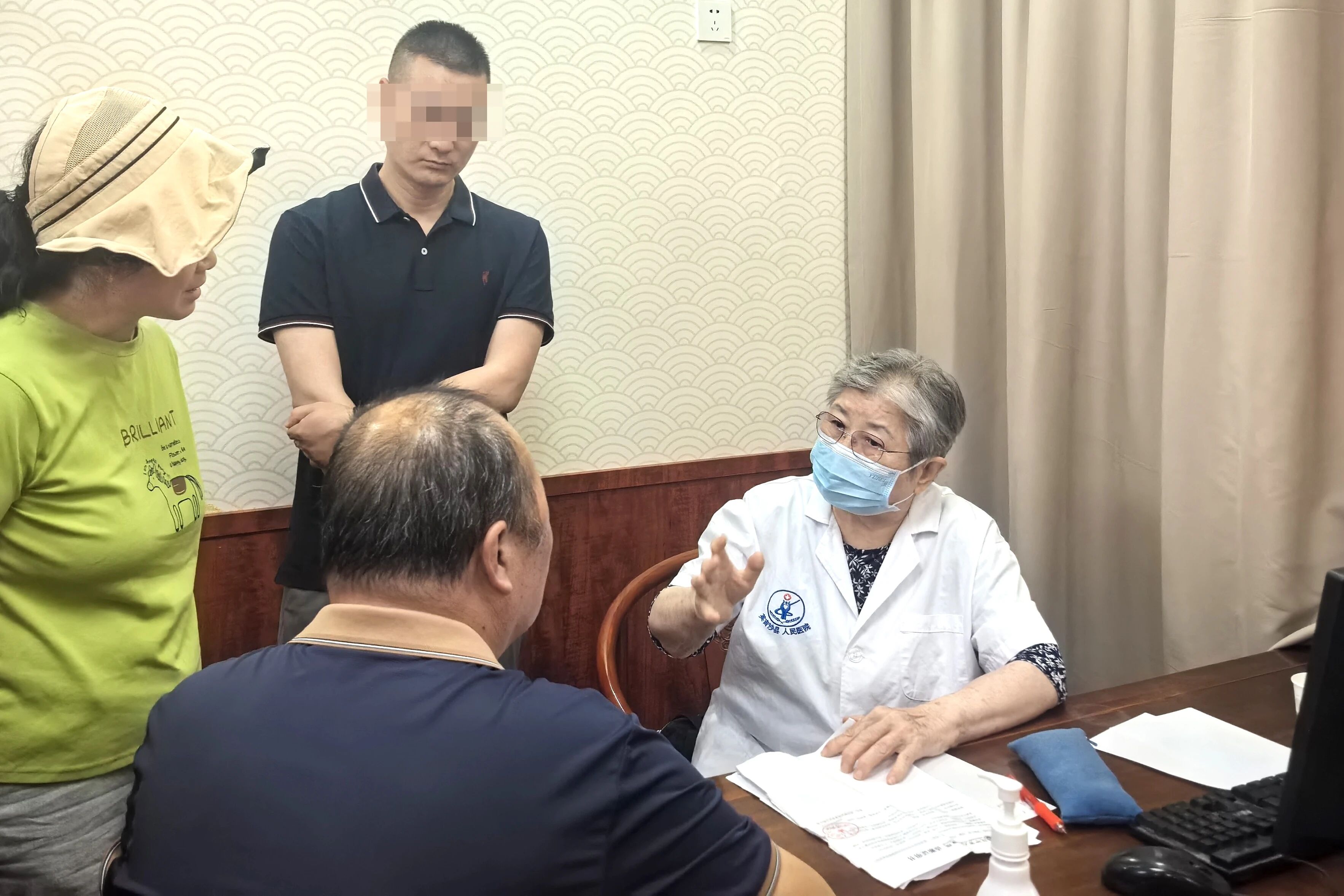 自治区名中医霍迎春率队赴英吉沙县开展中医药技术下沉活动